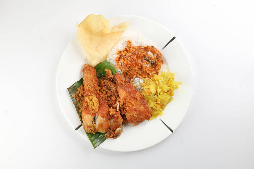 马来西亚传统印度食品白米菜肉深炸切鸡腿配有辣味混合肉汁的白种本图片