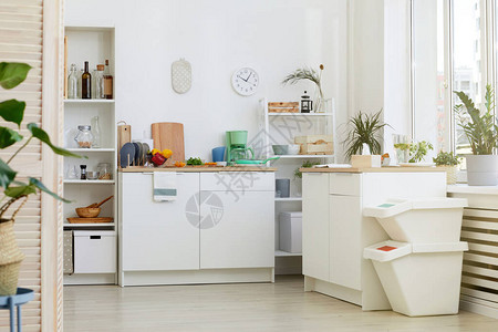 现代厨房与白色家具在房子的形象图片