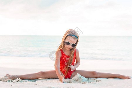 小女孩在热带海滩的海浪图片