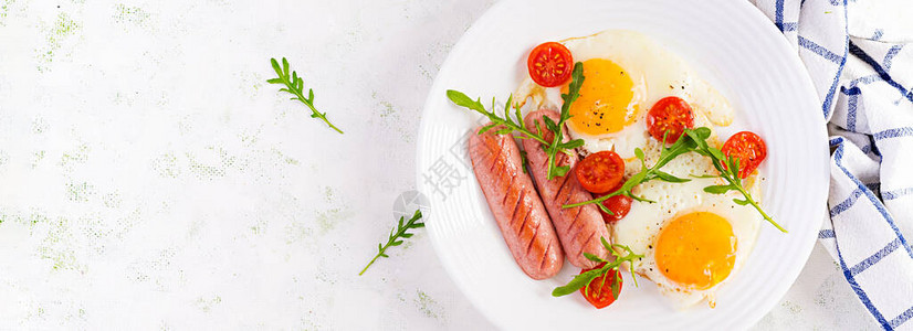 英语早餐炸鸡蛋香肠西红柿和黄背景图片