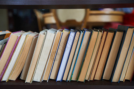 木制书架上的书本图片