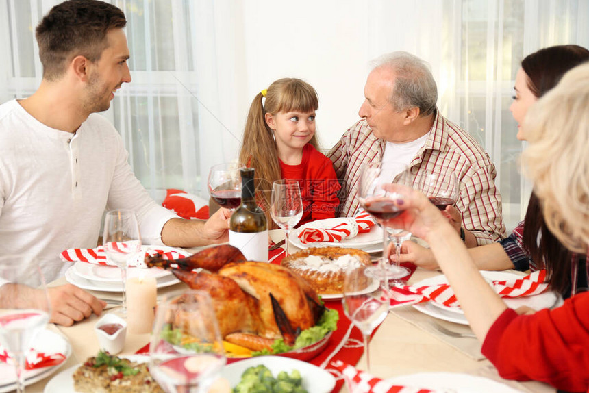 在客厅吃感恩节晚餐的幸福家庭图片