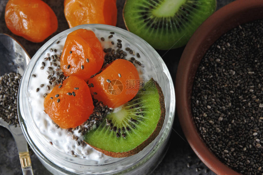 酸奶加奇异果猕猴桃和金橘白酸奶和罐子里的水果健身早餐健康