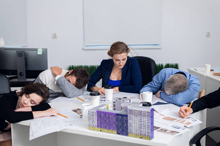 成功的团队领导和企业主领导非正式商务会议在她疲惫的同事中努力图片