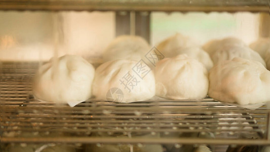 许多美味的白面包蒸烤面包在不锈的架子上在牛排里图片