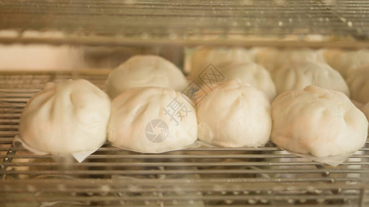 美味的白色面包在茶里不锈架上的蒸烤面包图片
