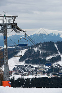 山上空的滑雪车滑雪图片