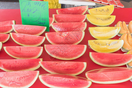 新加坡街头市场用保鲜膜包裹的黄红西瓜片鲜切图片