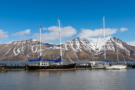 斯瓦尔巴群岛朗伊尔城港的帆船图片