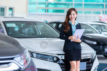 汽车租赁服务助理汽车销售概念中的亚洲青图片