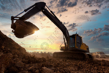在施工地进行掘土工程期间在沙图片