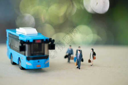 商人们在清晨的高峰时段乘公交车上下班图片