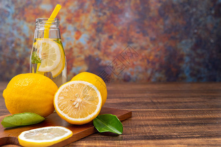 在玻璃石灰或莫吉托鸡尾酒中喝新鲜的柠檬水图片