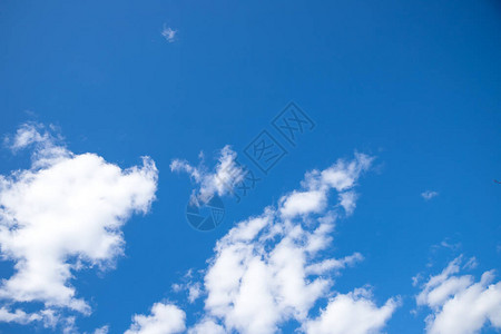 蓝色天空背景的美丽云彩自然天气云图片