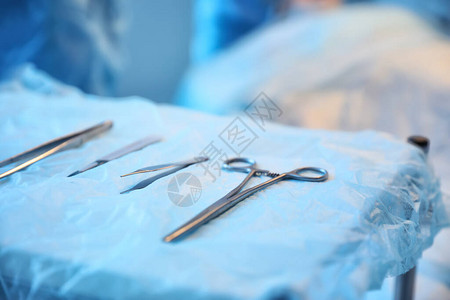 诊所桌子上的一套手术器械图片