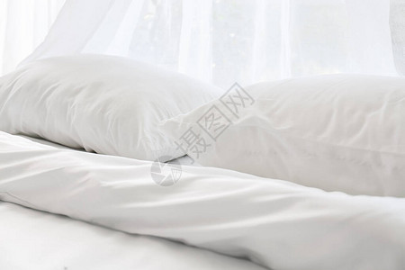 床上柔软的白色床单图片