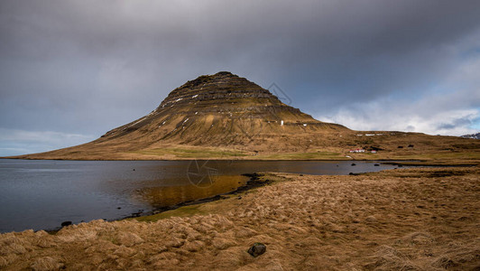 在冰岛斯奈费尔斯半岛的格伦达尔夫约尔杜Grundarfj图片