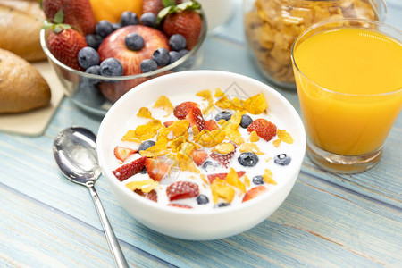 健康的早餐面包橙汁草莓蓝莓牛奶和麦片图片