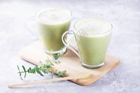 绿色茶和装饰牛奶的绿茶图片