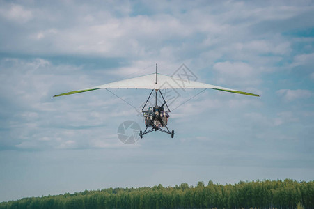 机动式挂机滑翔机准备在当天背景图片
