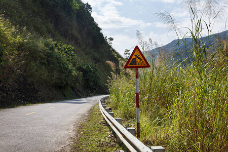 码头或河岸越南山路上的路标图片