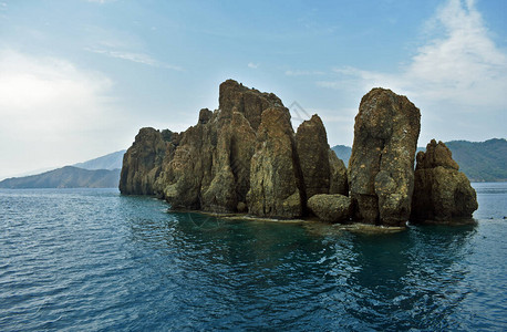 海中的石头岛图片