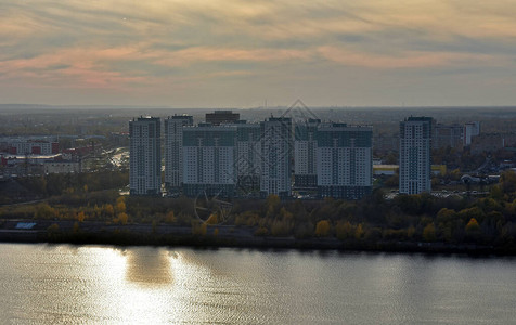 河岸上的住宅高楼图片