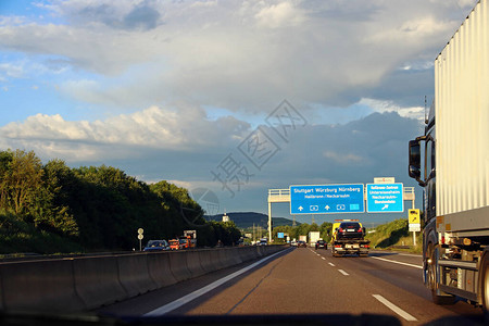 在德国高速公路上驾驶超车在高图片