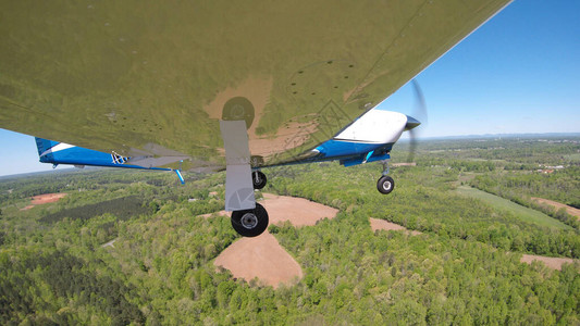 一普通航空飞机在地面和空中进行操控的观察力图片