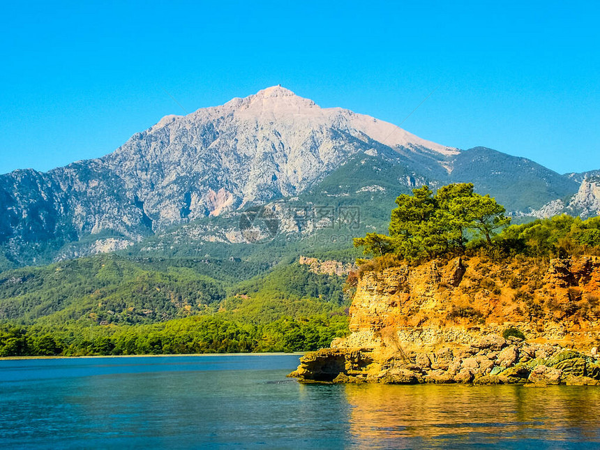 土耳其塔赫利山脚下的地中海沿岸Tahtali山图片