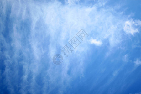 美丽的浅白色多云映衬着蓝天图片