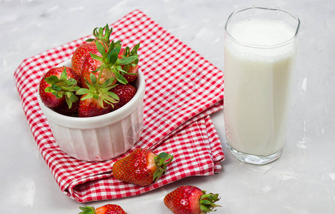 白木本底的鲜奶草莓和牛奶杯草图片