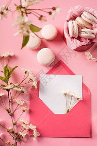 送礼盒和樱花中的玫瑰红桃图片