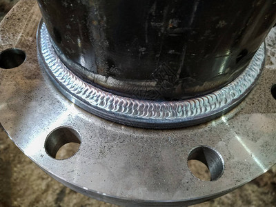 在法兰和管道之间焊接过程中的气流电弧焊接图片