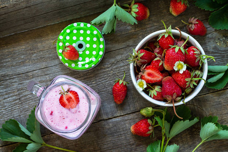 天然脱毒水果甜点健康饮食概念草莓果酸奶昔或生锈木制桌上的奶昔顶层视图片