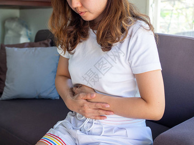 一个女人有严重的胃痛月经来潮图片