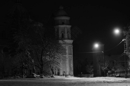 城市公园小巷的夜间冬季景观图片