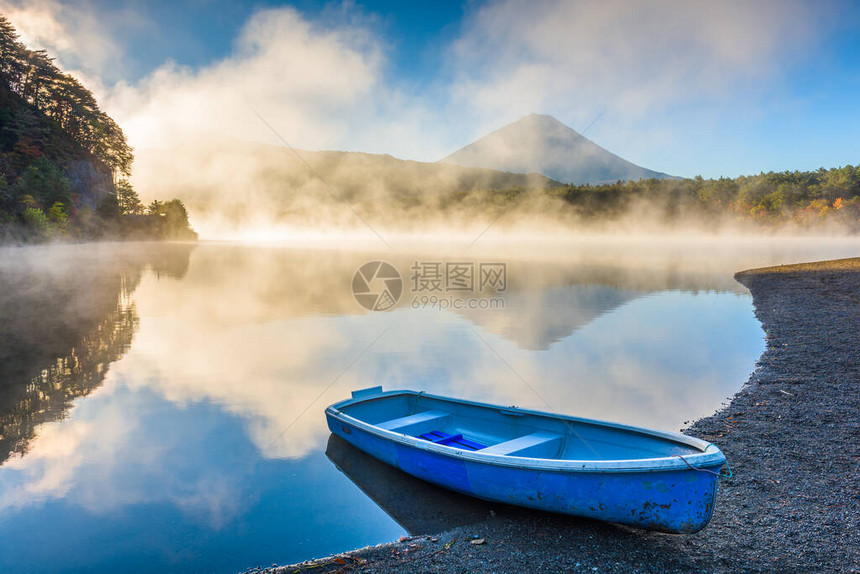 雾蒙的早晨日本西湖与富士山在岸边图片