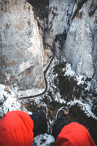 悬在崖上的徒步旅行者腿的个人观点罗马尼亚比卡兹峡谷上图片