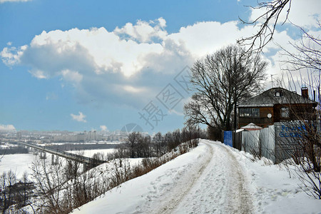 冬天山上孤零的房子图片