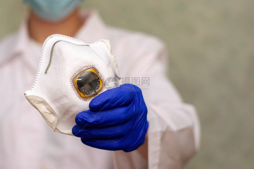 医生手中用于呼吸保护的呼吸器在医生图片