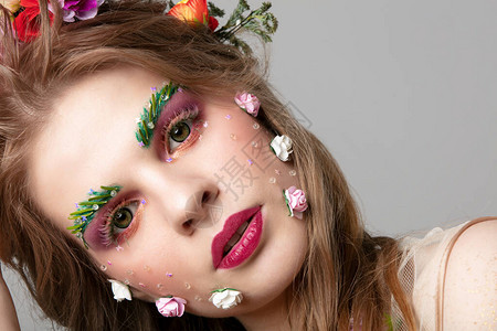 美丽女孩的肖像和化妆很不一样春月女孩鲜花中奢华模特的面孔眉毛图片