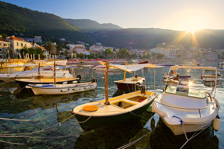 早上在黑山港渔船停在码头上图片