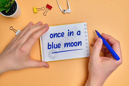 英国语的手写着时间在蓝色月亮图片
