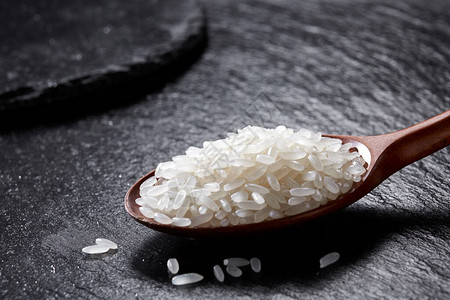 米饭背景上的木勺米饭图片