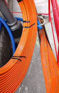 为光纤基础设施铺设电缆管道的路开挖图片