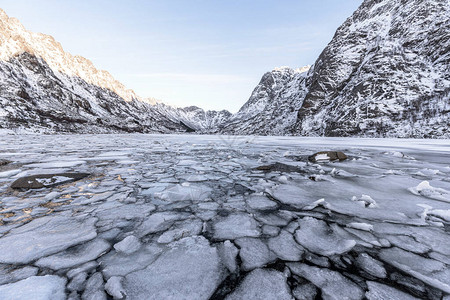 Lofoten岛冬季期间湖边的冬季风景图片
