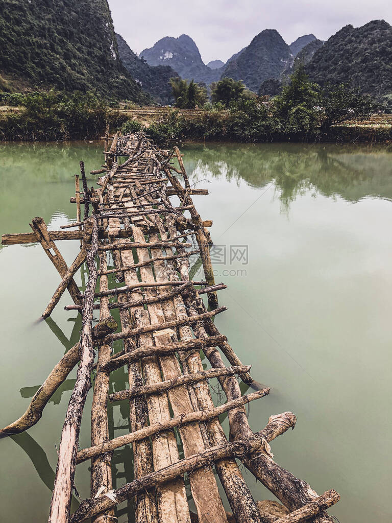 在越南曹邦省高汉县TrungKhan区跨越河流的老式危险图片