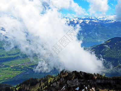 皮拉图斯山脉和埃门塔尔阿卑斯山上空的美丽云彩图片