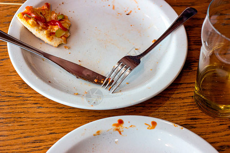 在咖啡厅里用不干净的用具吃披萨之后图片